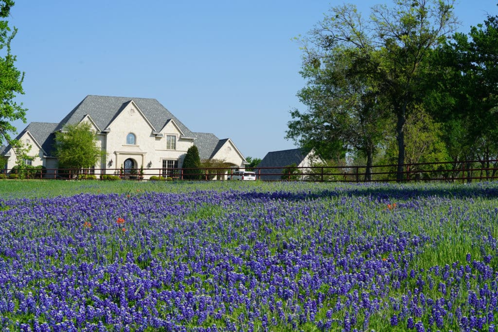 View,of,a,house,in,the,countryside,with,a,pasture